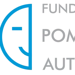 Logo Fundacji Pomoc Autyzm: dwie stylizowane głowy, tekst "FUNDACJA POMOC AUTYZM".
