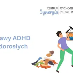Czy ADHD to choroba psychiczna? Mężczyzna z młotkiem próbuje powiesić obraz, obok stos ubrań i przewrócony kubek.