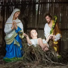 Szopka z figurkami: Maryja, Józef w brązowym płaszczu i z laską, oraz Dzieciątko Jezus w żłóbku. Jak zrobić strój Józefa?