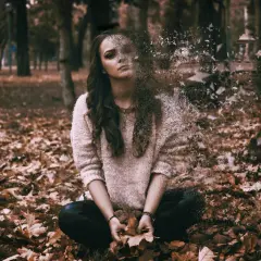 Dziewczyna w jesiennym parku, jej postać rozpada się w powietrzu. Może to symbolizować walkę z chorobą, gdzie leki na schizofrenię pomagają odzyskać spójność.