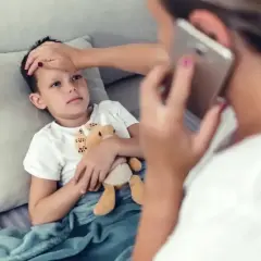 Chora l4 na dziecko, mama sprawdza temperaturę i dzwoni po pomoc.