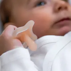 Smoczek fizjologiczny czy anatomiczny - który lepiej wspiera rozwój?