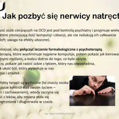 Mężczyzna pochylony nad stołem, z wyrazem głębokiego skupienia i uczuciem niepokoju na twarzy, jakby szukał czegoś zagubionego.