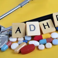 Stetoskop i tabletki symbolizujące leki na ADHD dla dorosłych.