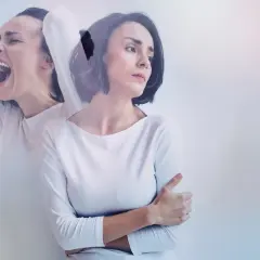 Kobieta doświadcza skrajnych emocji, od krzyku po wycofanie. Obraz symbolizuje chorobę dwubiegunową, sugerując potrzebę testu.