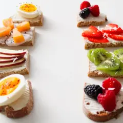 Kolorowe tosty z owocami i jajkiem, idealne na dietę bezresztkową. Smaczne i zdrowe przekąski.