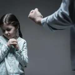Co grozi za wyzywanie dziecka? Prawne konsekwencje i kary