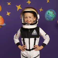 Dziecko w stroju astronauty, gotowe na kosmiczną przygodę. Inspiracja, jak zrobić strój kosmiczny dla dziecka.
