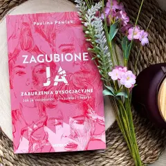 Książka "ZAGUBIONE JA. Zaburzenia dysocjacyjne" Pauliny Pawlak, która pomaga zrozumieć i leczyć ten stan.
