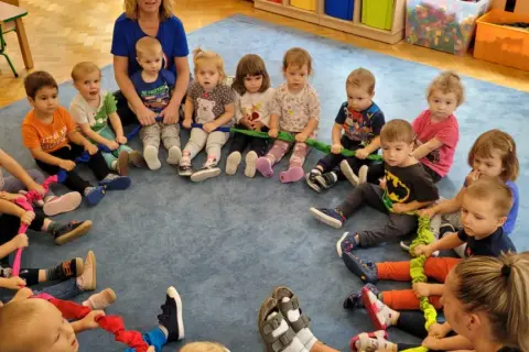 Guma sensoryczna w zabawach dla dzieci – rozwój i integracja w grupie