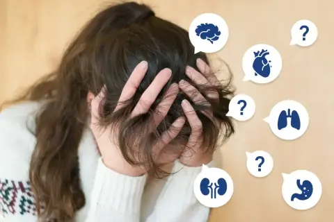 Zmartwiona osoba z rękami we włosach, otoczona dymkami z ikonami narządów i znakami zapytania. Czy to hipochondryk, który ciągle martwi się o zdrowie?