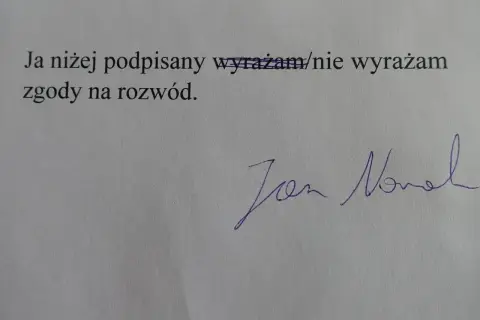 Podpis pod oświadczeniem "wyrażam/nie wyrażam zgody na rozwód". To ważny krok, gdy zastanawiasz się, jak napisać pozew rozwodowy.
