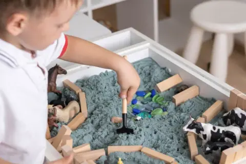 Piasek sensoryczny - jak wspiera rozwój dzieci i terapię sensoryczną