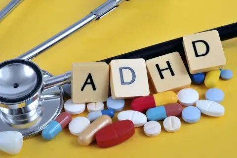 Stetoskop i tabletki symbolizujące leki na ADHD dla dorosłych.