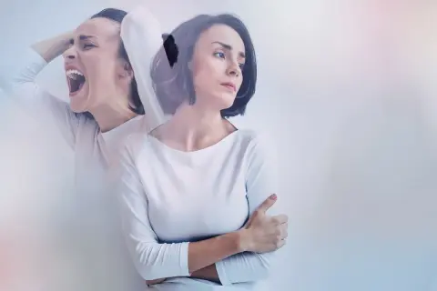 Kobieta doświadcza skrajnych emocji, od krzyku po wycofanie. Obraz symbolizuje chorobę dwubiegunową, sugerując potrzebę testu.