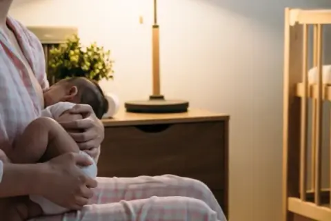 Kiedy dziecko zaczyna przesypiać noce? Odkryj przyczyny i porady