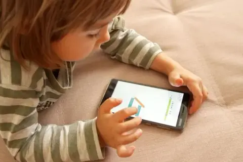 Jak telefon komórkowy wpływa na rozwój dziecka i jakie są zagrożenia