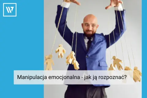 Mężczyzna w garniturze steruje drewnianymi ludzikami jak marionetkami. To obraz tego, co to manipulacja.