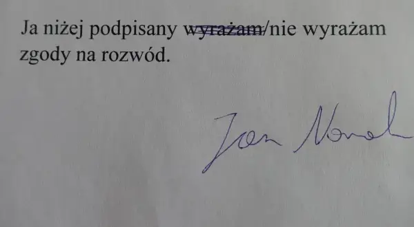 Podpis pod oświadczeniem "wyrażam/nie wyrażam zgody na rozwód". To ważny krok, gdy zastanawiasz się, jak napisać pozew rozwodowy.