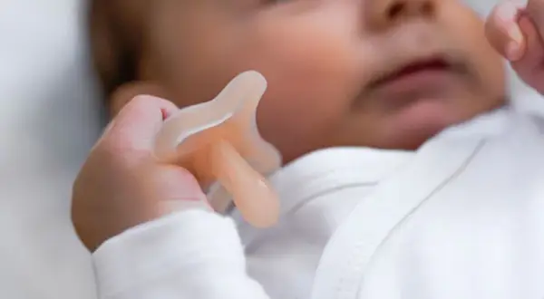 Smoczek fizjologiczny czy anatomiczny - który lepiej wspiera rozwój?