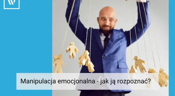 Mężczyzna w garniturze steruje drewnianymi ludzikami jak marionetkami. To obraz tego, co to manipulacja.