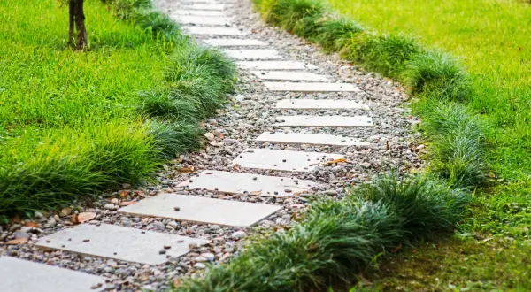 Ogród sensoryczny projekt: jak stworzyć przestrzeń dla zmysłów dzieci