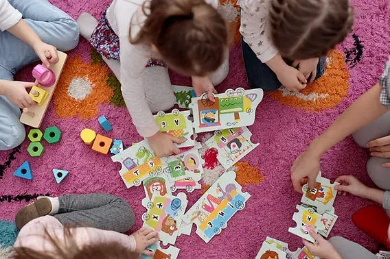 Jak wspierać rozwój sensoryczny u dzieci i unikać problemów rozwojowych