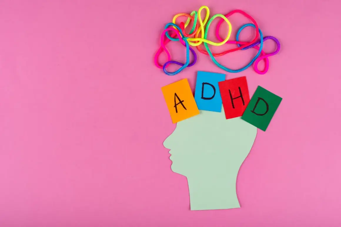Kolorowe sznurki symbolizują chaos myśli, a kartki z literami "ADHD" umieszczone na sylwetce głowy ukazują wyzwania związane z ADHD u kobiet.