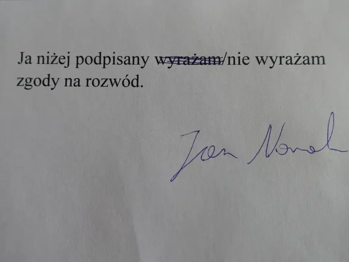 Podpis pod oświadczeniem "wyrażam/nie wyrażam zgody na rozwód". To ważny krok, gdy zastanawiasz się, jak napisać pozew rozwodowy.