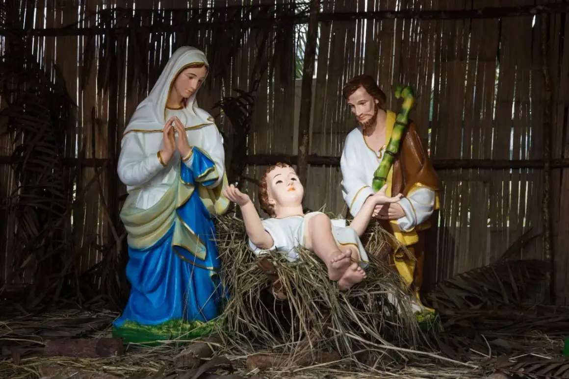 Szopka z figurkami: Maryja, Józef w brązowym płaszczu i z laską, oraz Dzieciątko Jezus w żłóbku. Jak zrobić strój Józefa?