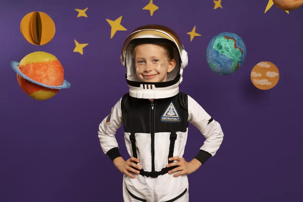 Dziecko w stroju astronauty, gotowe na kosmiczną przygodę. Inspiracja, jak zrobić strój kosmiczny dla dziecka.