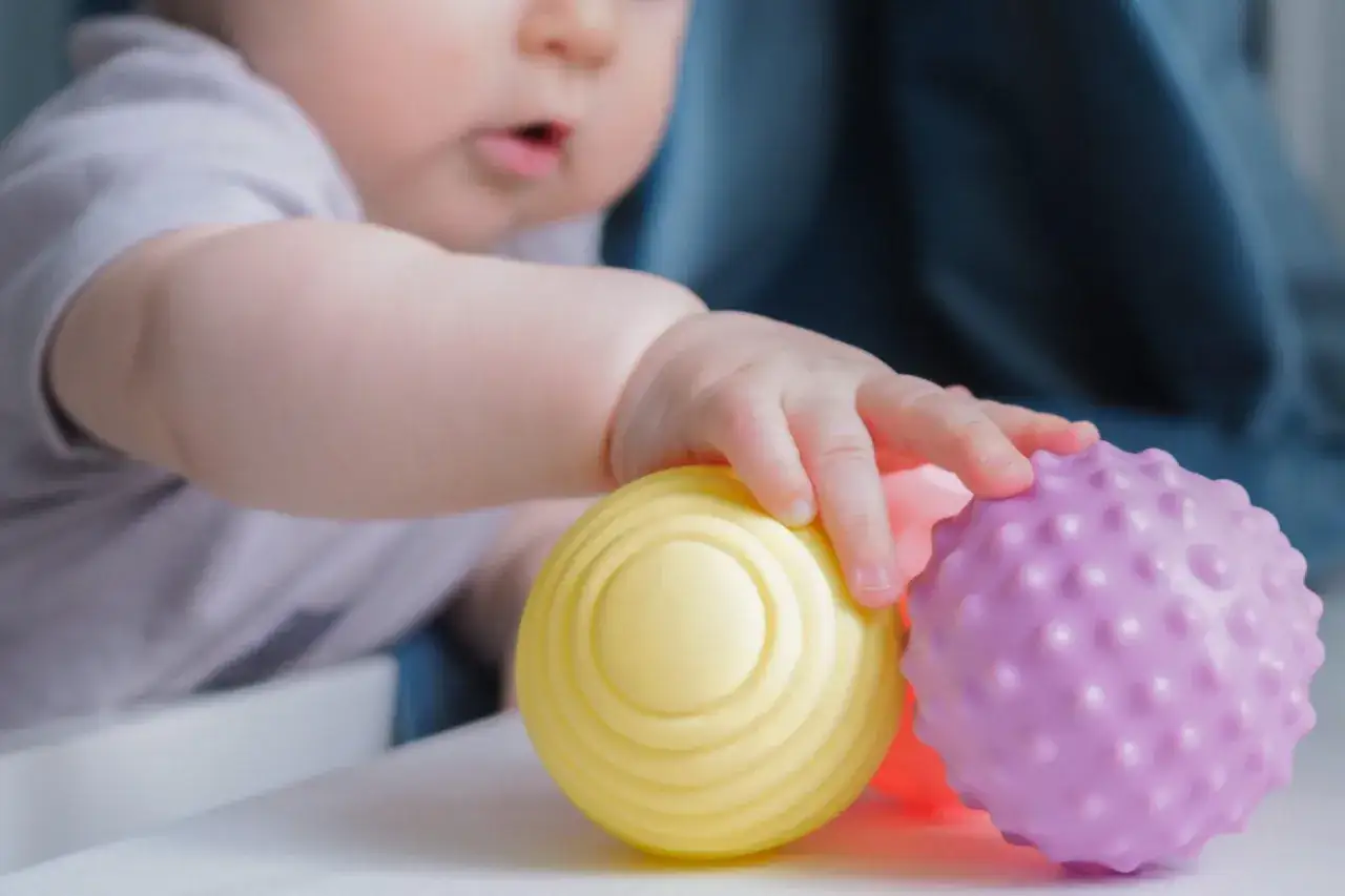 Zdjęcie Kula sensoryczna - jak wybrać najlepszą dla rozwoju twojego dziecka