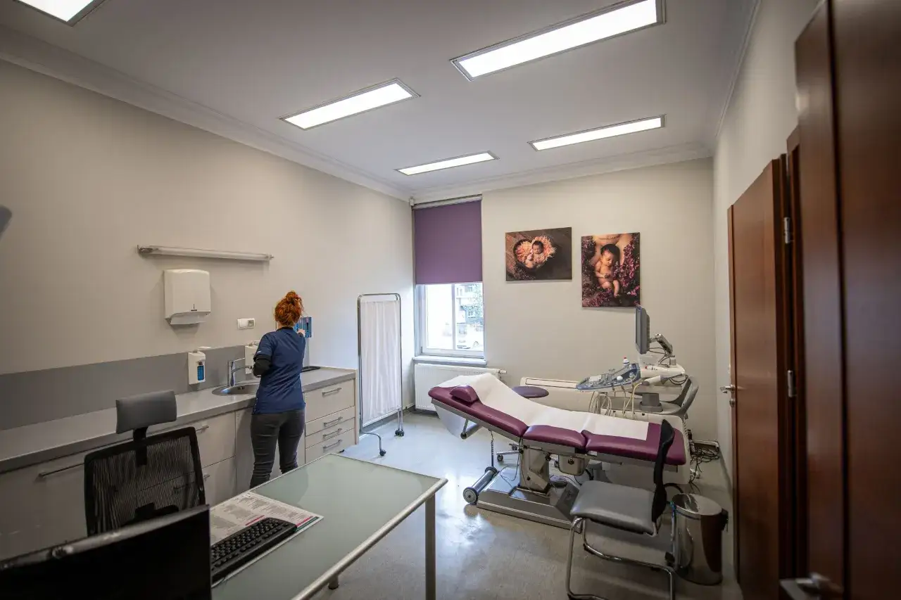 Gabinet endokrynolog od czego? Tu jest gabinet lekarski z łóżkiem, aparaturą USG i pielęgniarką przy umywalce.