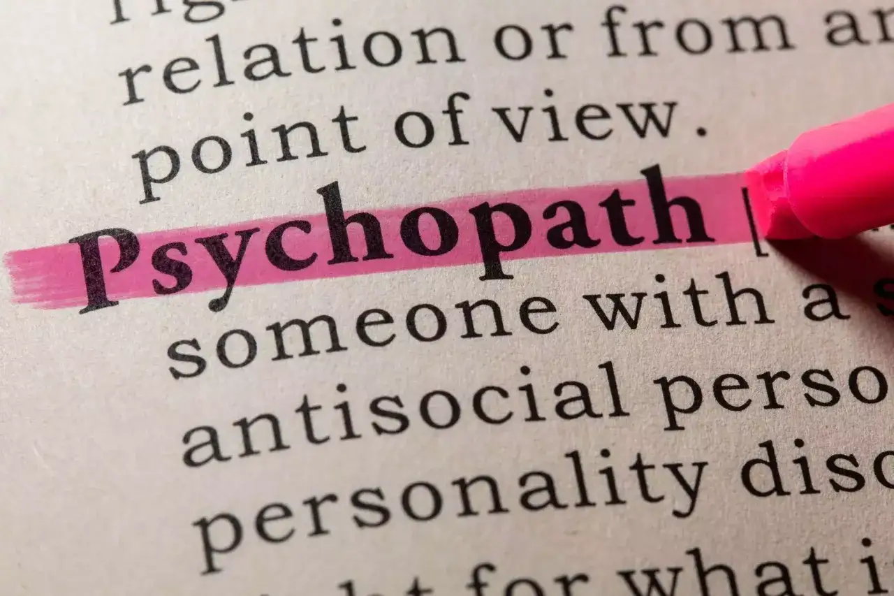 Różnica między socjopatą a psychopatą jest podkreślona na stronie słownika.