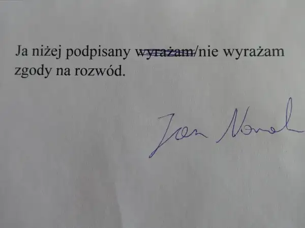 Podpis pod oświadczeniem "wyrażam/nie wyrażam zgody na rozwód". To ważny krok, gdy zastanawiasz się, jak napisać pozew rozwodowy.