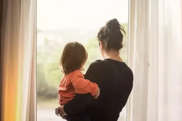 Jak wygląda życie w domu samotnej matki? Warunki i wsparcie dla mam